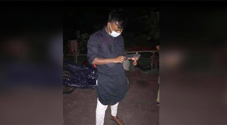 অস্ত্র হাতে ছাত্রলীগ নেতার ছবি ভাইরাল, নজরে আসেনি পুলিশের