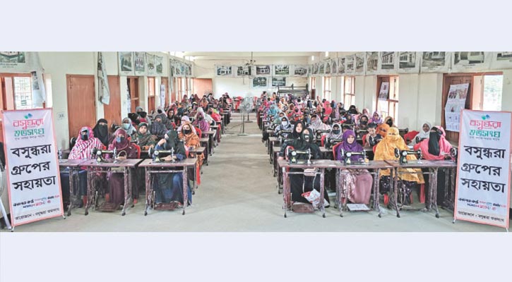পাবনার অসচ্ছল নারীদের পাশে বসুন্ধরা গ্রুপ