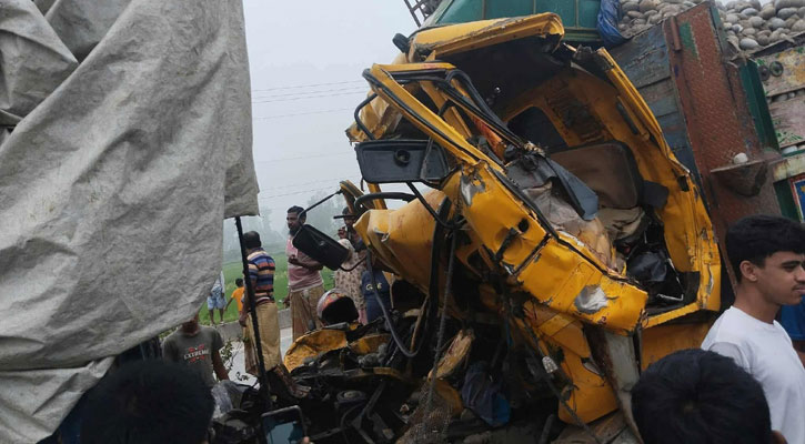 বগুড়ায় দাঁড়িয়ে থাকা ট্রাকের পেছনে ধাক্কা, চালক-হেলপার নিহত