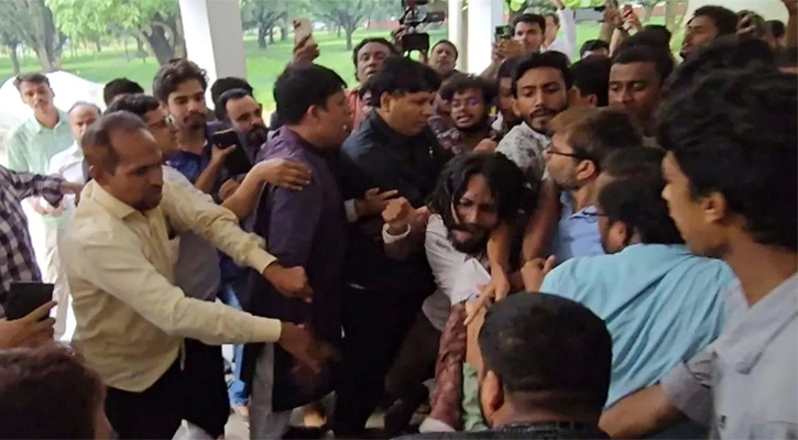 পোষ্য কোটা ঘিরে উত্তপ্ত রাবি, শিক্ষক-শিক্ষার্থীদের হাতাহাতি