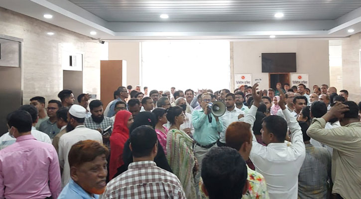 বিভিন্ন দাবিতে সচিবালয়ে কর্মচারীদের বিক্ষোভ