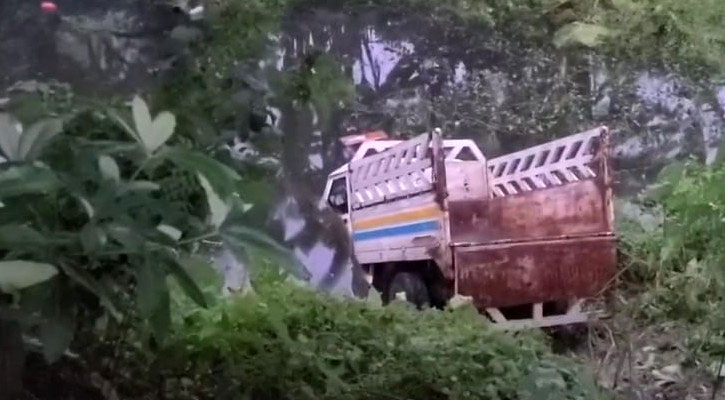 ধামরাইয়ে নিয়ন্ত্রণ হারিয়ে পুকুরে পিকআপ ভ্যান, চালকসহ নিহত ২