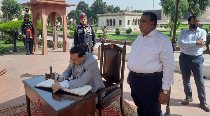 আল্লামা ইকবালের কবর জিয়ারতে স্বরাষ্ট্র সচিব