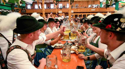 জার্মানিতে বিশ্বের সবচেয়ে বড় বিয়ার উৎসব ‘অক্টোবরফেস্ট’