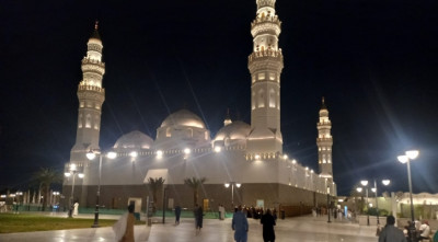 রাতের নয়নাভিরাম মসজিদে কুবা