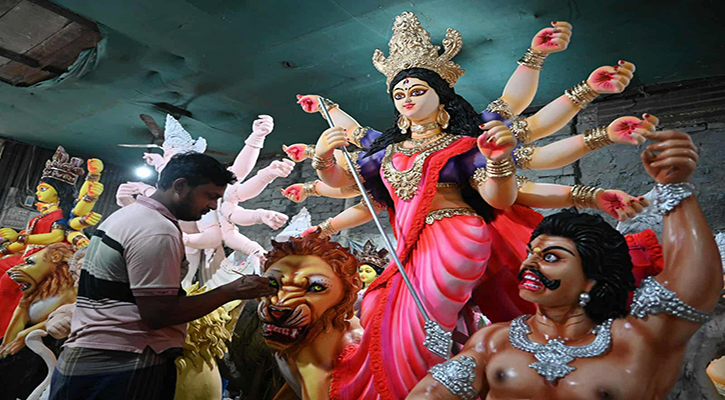 রঙ-তুলিতে সাজছে দেবী দুর্গা, মণ্ডপে মণ্ডপে বরণের প্রস্তুতি