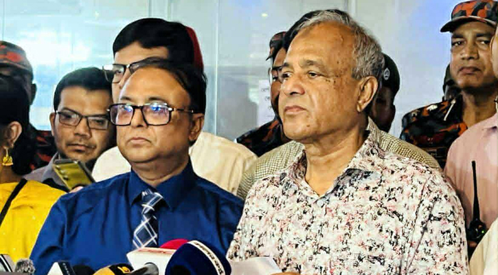 দগ্ধ ফায়ার সার্ভিস সদস্যদের দেখে গেলেন স্বরাষ্ট্র উপদেষ্টা