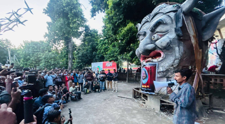 টিএসসিতে শেখ হাসিনার প্রতিকৃতিতে ডিম নিক্ষেপ