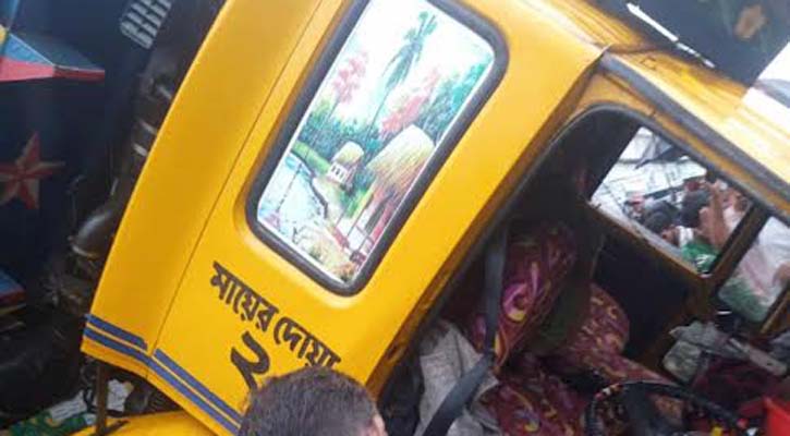 ফতুল্লায় ওভারপাস থেকে ট্রাক উল্টে পড়ে পথচারী আহত