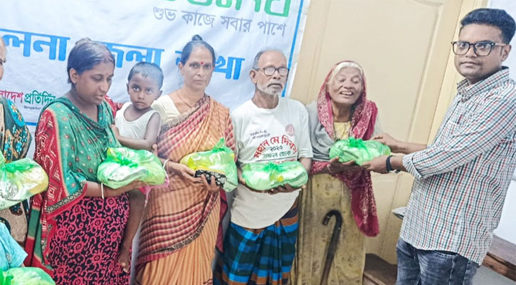 খুলনায় অসচ্ছল পরিবারের মাঝে বসুন্ধরা শুভসংঘের খাদ্যসামগ্রী বিতরণ