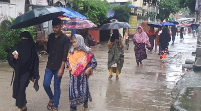 ঝড়-বৃষ্টিতেও থামে না গার্মেন্টস শ্রমিকের ছুটে চলা