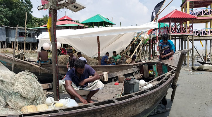 মাছ ধরায় ২২ দিনের নিষেধাজ্ঞায় কাজ হারাবেন ২ লক্ষাধিক জেলে