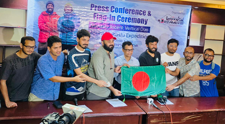 দুই পর্বতারোহীর সৌজন্যে মানাসলুর চূড়ায় দুইবার উড়ল লাল-সবুজ পতাকা