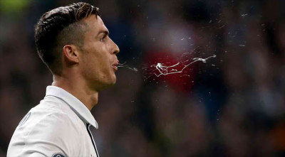 ফুটবলাররা মাঠে থুতু ফেলেন কেন? 