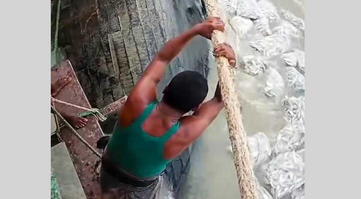 কর্ণফুলীতে ভেসে গেল সাড়ে ১২ টন মাছ