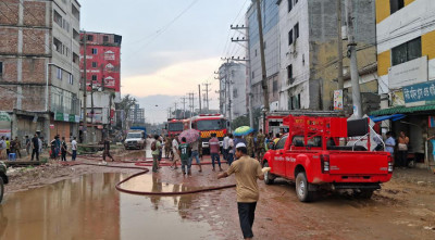 আশুলিয়ায় কারখানায় আগুন, তিনঘণ্টা ধরে সড়কে যানচলাচল বন্ধ