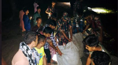 স্রোতের মধ্যে ঝুঁকি নিয়ে বাঁধ রক্ষা, মহাবিপর্যয় এড়াল বিজিবি