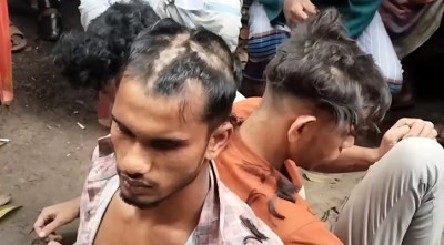 চুরির অভিযোগে ৩ যুবকের মাথার চুল কাটল গ্রামবাসী