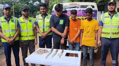 ছাগলনাইয়ায় অ্যাম্বুলেন্সে লুকানো ডাকাতির সরঞ্জাম, আটক ৩