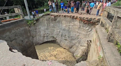 টাঙ্গাইলে ব্রিজের সংযোগ সড়ক ভেঙে লক্ষাধিক মানুষের ভোগান্তি 