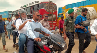 যানজটে আটকা সড়ক উপদেষ্টা এলেন মোটরসাইকেলে চড়ে