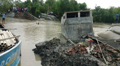 ২ দিনেও মেরামত হয়নি ঢাকী নদীর বেড়িবাঁধ, দুর্ভোগে হাজার মানুষ