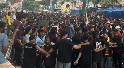 টিকিট কালোবাজারিকে ধরে পুলিশের হাতে দিল আলট্রাস