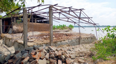 ফরিদপুরে আশ্রয়ণ প্রকল্পের ঘর যাচ্ছে নদীতে, মালামাল ভাঙ্গাড়ির দোকানে