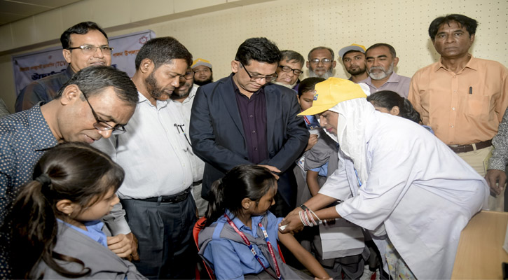টাইফয়েড টিকাদান ক্যাম্পেইন উদ্বোধন করলেন কেসিসি প্রশাসক