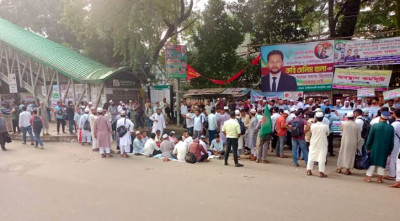 প্রেসক্লাবের সামনে জড়ো হচ্ছেন শিক্ষকরা, আসতে পারে কর্মবিরতির ঘোষণা 