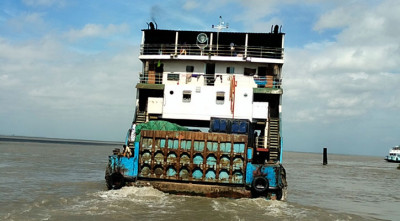 পাটুরিয়া-দৌলতদিয়া নৌরুটে সাড়ে ৩ ঘণ্টা পর ফেরি চলাচল শুরু