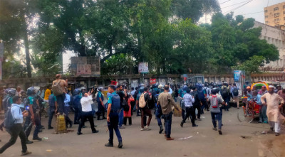 প্রেসক্লাবের সামনে থেকে শিক্ষকদের সরিয়ে দিল পুলিশ, যানচলাচল স্বাভাবিক