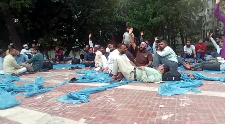 শহীদ মিনারে রাতযাপন এমপিওভুক্ত শিক্ষকদের