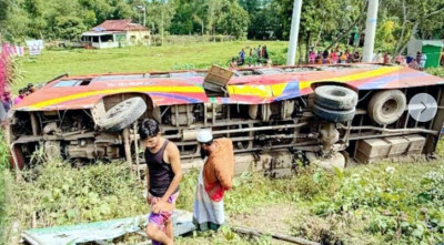 ঢাকা-সিলেট মহাসড়কে বাস খাদে পড়ে আহত ৩০