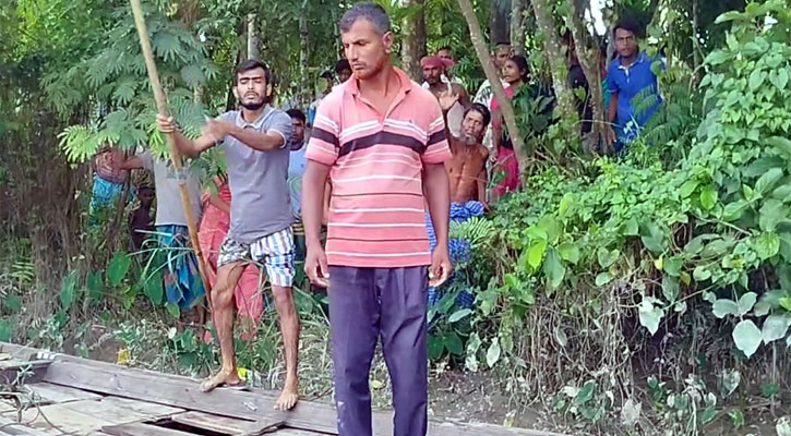 মা-ইলিশ রক্ষা অভিযানে এসিল্যান্ড-মৎস্য কর্মকর্তার ওপর হামলার চেষ্টা 