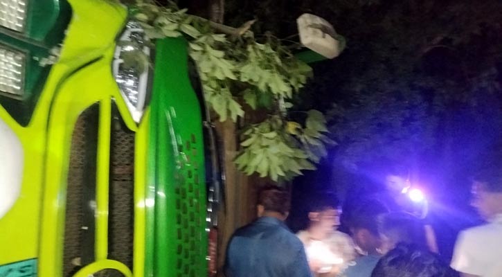 কাশিয়ানীতে বাস উল্টে নিহত ১, আহত ২৫