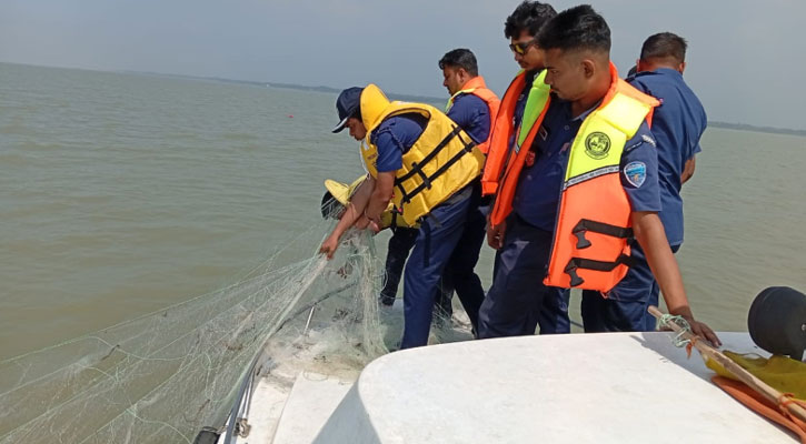 চাঁদপুরে মা ইলিশ রক্ষা অভিযানে আটক ৬১ জেলে