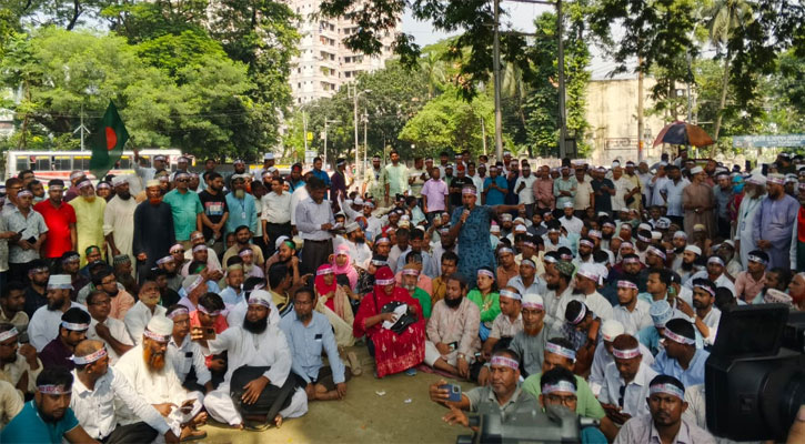 ‘বাকি আছে এক ঘণ্টা, আমাদের দাবি মেনে নিন’
