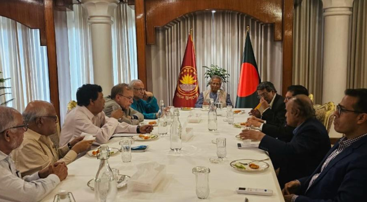 জুলাই সনদে সই: প্রধান উপদেষ্টার সঙ্গে ঐকমত্য কমিশনের বৈঠক