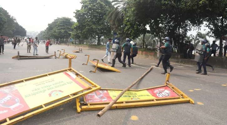 সংসদ এলাকায় পুলিশের সঙ্গে ‘জুলাইযোদ্ধাদের’ ধাওয়া-পাল্টা ধাওয়া