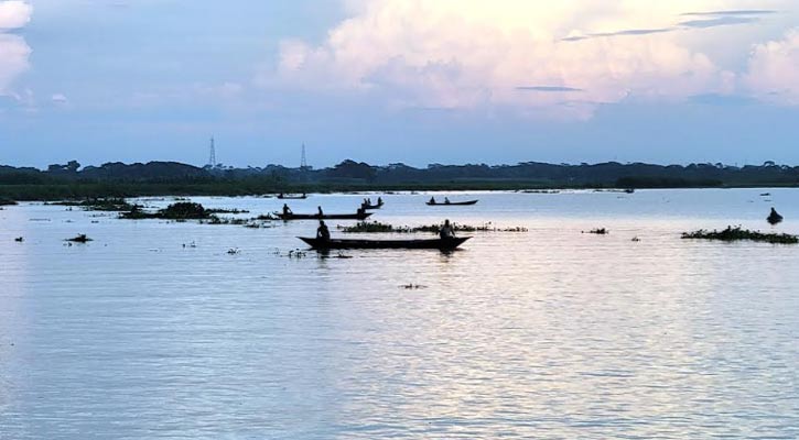 একদিকে চলছে অভিযান, অন্যদিকে ধরা হচ্ছে ইলিশ