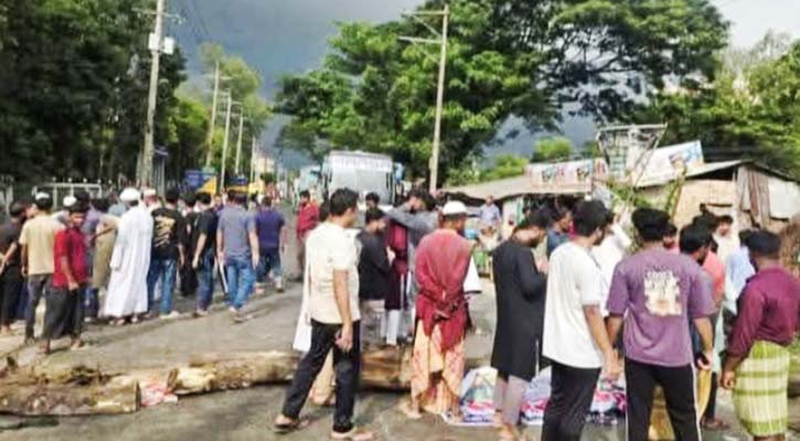 ৬ লেনের দাবিতে চট্টগ্রাম-কক্সবাজার মহাসড়ক অবরোধ