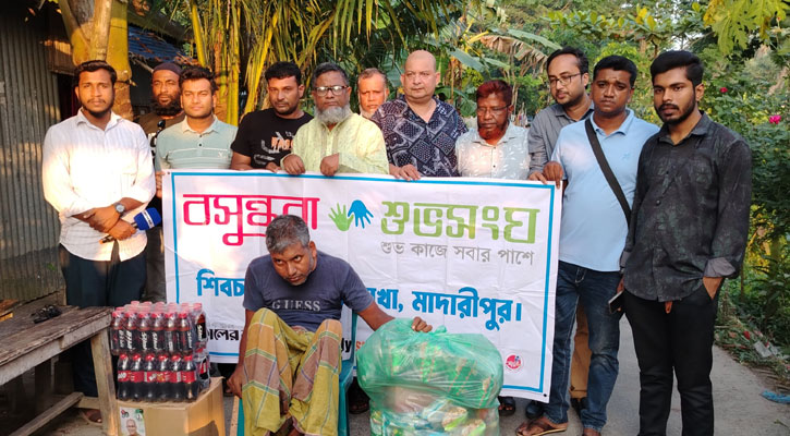 সংগ্রামী জামাল ফকিরের মুখে হাসি ফোটালো শুভসংঘের বন্ধুরা
