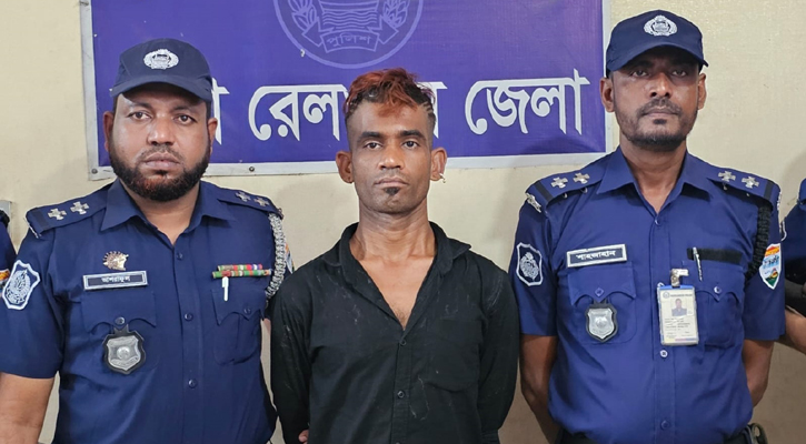 কমলাপুর স্টেশনে কোমরে চাপাতি নিয়ে ভাইরাল হওয়া সেই যুবক গ্রেপ্তার