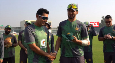 স্পট ফিক্সিংয়ের কলঙ্ক মুছে ৩৮ বছর বয়সে টেস্ট অভিষেক আসিফ আফ্রিদির