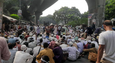 সড়ক বন্ধ করে ইবতেদায়ী শিক্ষকদের বিক্ষোভ