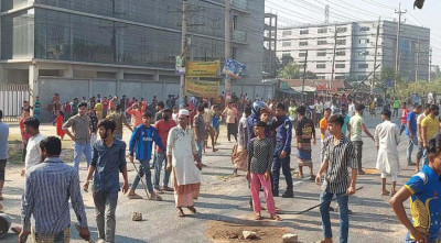 গাজীপুরে শ্রমিকদের বিক্ষোভ ও অবরোধ