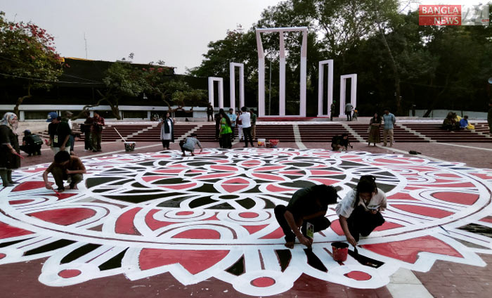 মহান একুশে ফেব্রুয়ারি উপলক্ষে কেন্দ্রীয় শহীদ মিনারে আলপনা আঁকছেন শিল্পীরা। ছবি: শাকিল আহমেদ