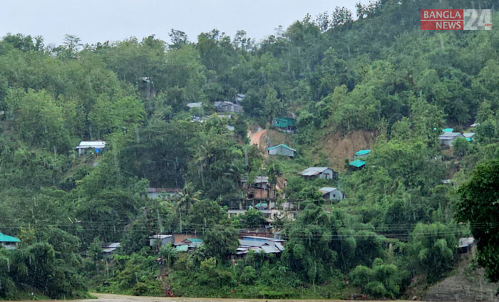 টানা বৃষ্টিতে জনজীবন বিপর্যস্ত, পাহাড় ধসের শঙ্কা। বান্দরবান জেলা সদর এলাকা থেকে ছবি তুলেছেন কৌশিক দাশ