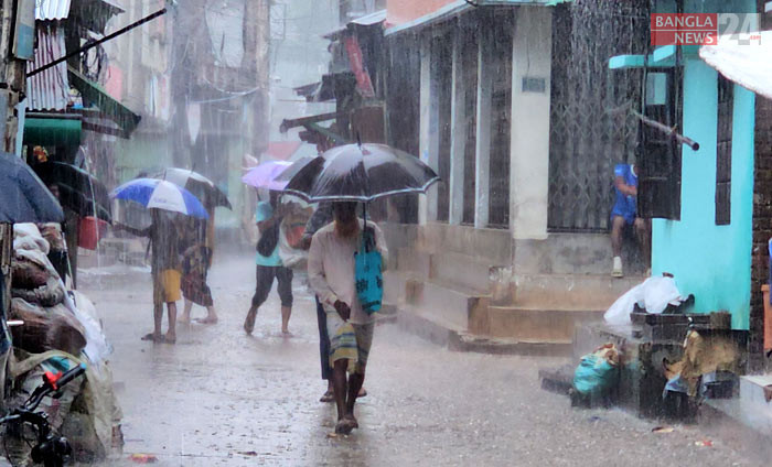 টানা বৃষ্টিতে জনজীবন বিপর্যস্ত, পাহাড় ধসের শঙ্কা। বান্দরবান জেলা সদর এলাকা থেকে ছবি তুলেছেন কৌশিক দাশ